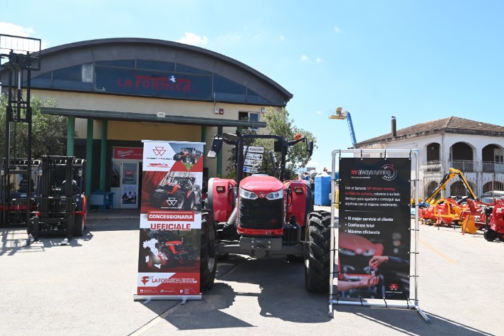 "TRATTORE MASSEY FERGUSON M 4708"
