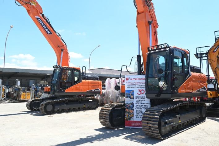 "ESCAVATORI CINGOLATI DEVELON DX 245NHD  E DX 210NLC"