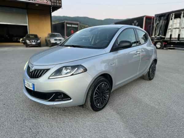 "Lancia Ypsilon 1.0 firefly hybrid Gold"