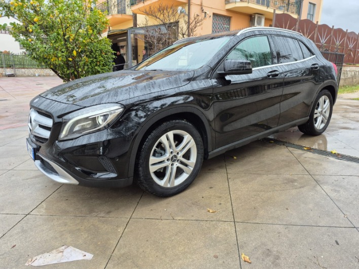 "Mercedes GLA"