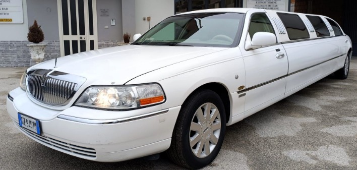 "Lincoln Town Car Allestimento Limousine 120 inches"