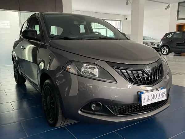 "Lancia Ypsilon Ypsilon 1.0 firefly hybrid Silver"