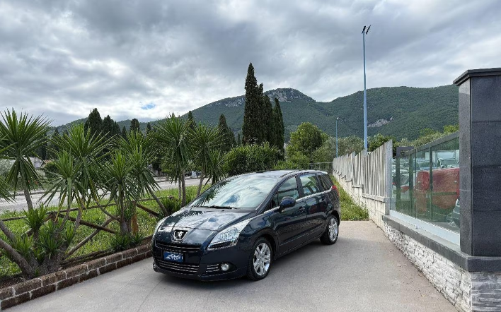 "PEUGEOT - 5008 - 1.6 e-HDi 112 CV S&S c.r. Allure"