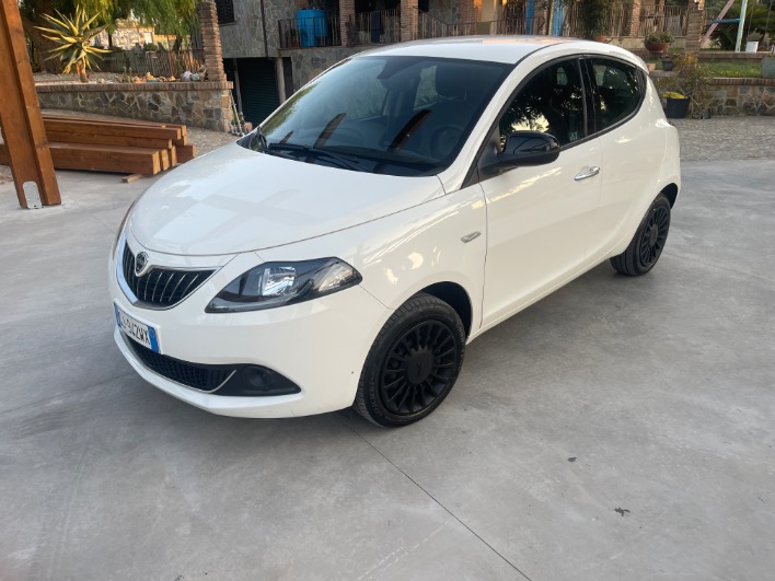 "Lancia ypsilon anno 2022"