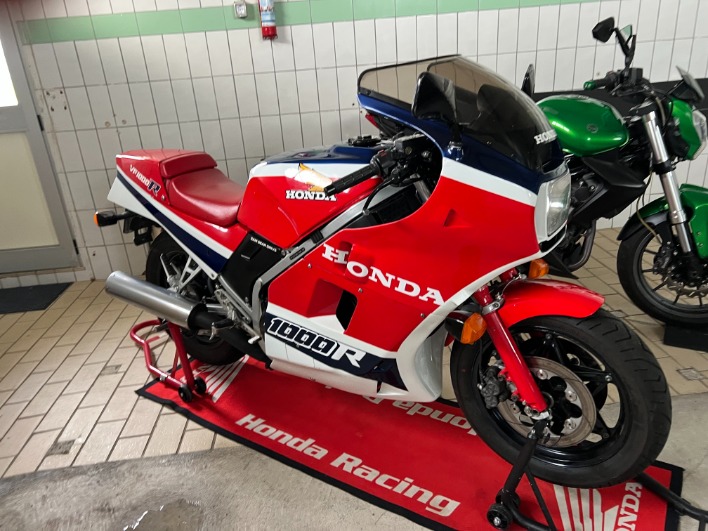 "Honda VF1000R"