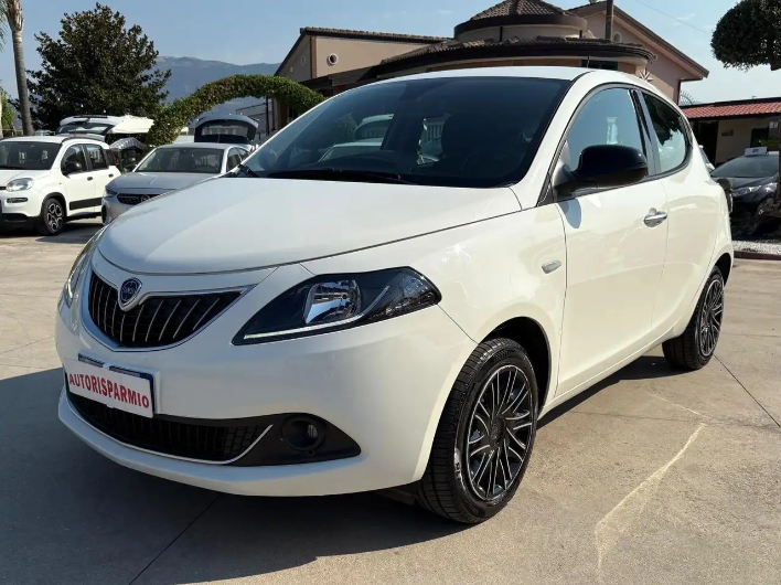 "Lancia Ypsilon 1.0 firefly Hybrid Gold Plus"
