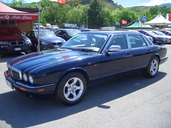 "Jaguar XJ8"