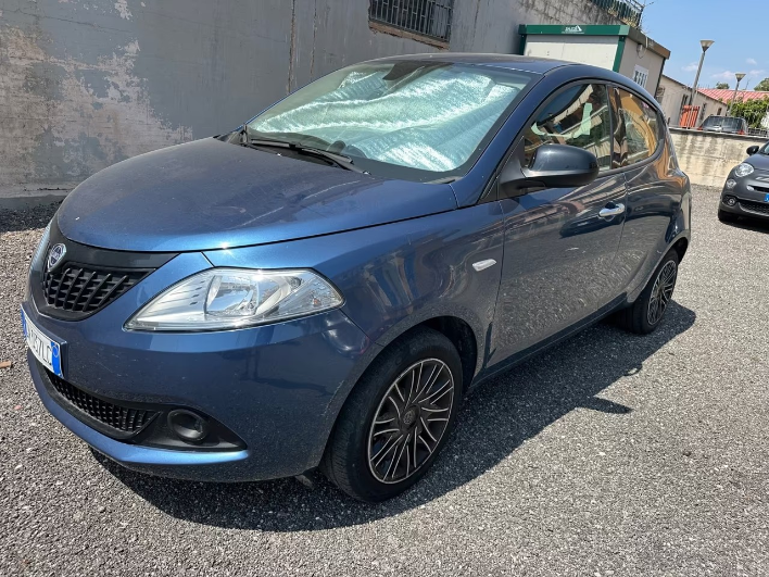 "Lancia Ypsilon 1.0 FireFly 5 porte S&S Hybrid Silver"
