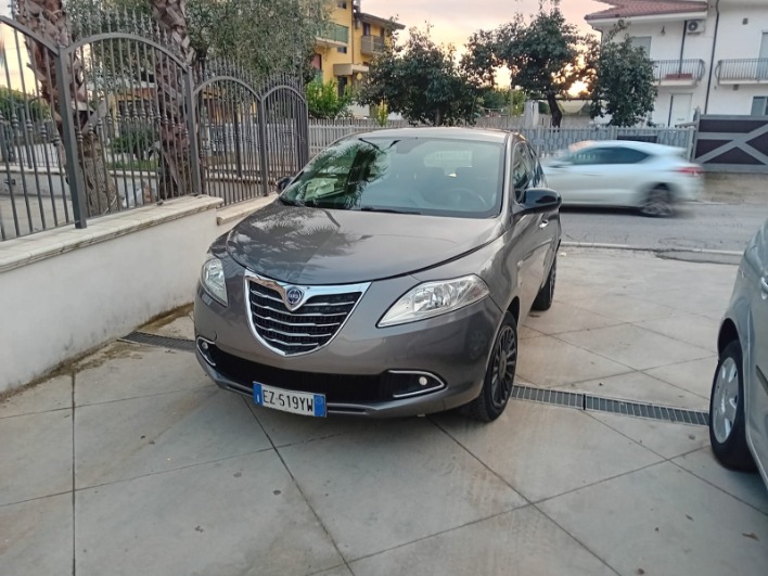 "Lancia y 1.2 benzina"