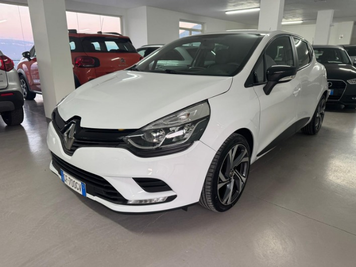 "Clio 1.5 dci Moschino Intens 75cv"