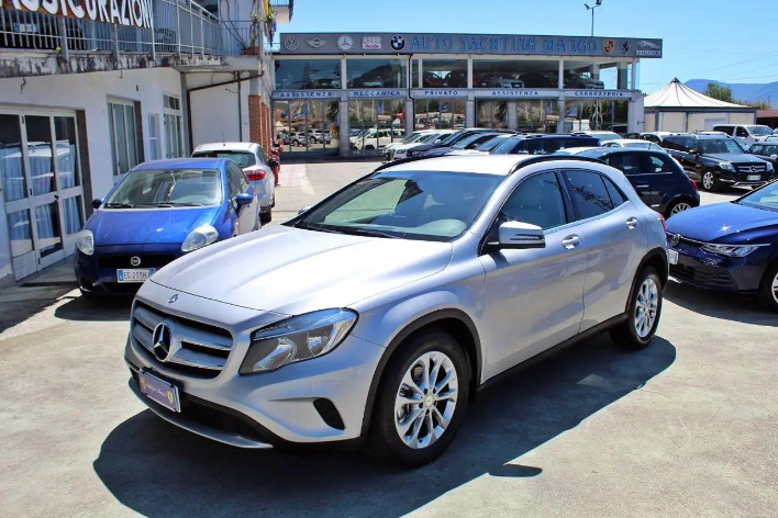 "Mercedes-Benz GLA 180 d Premium"