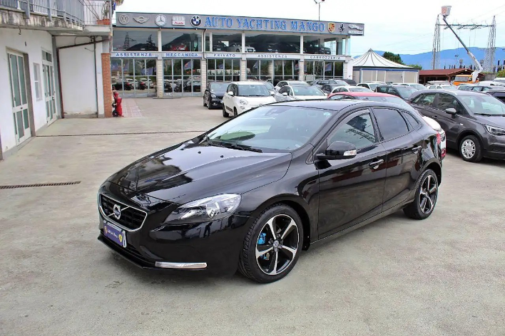 "Volvo V40 D2 R-design Kinetic"