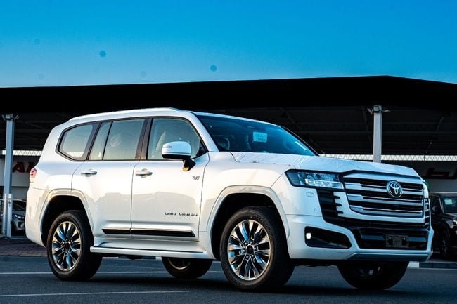 "Toyota Land Cruiser 300 Hybrid"