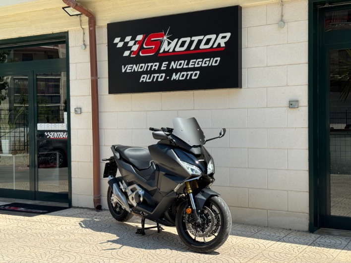 "HONDA FORZA 750"