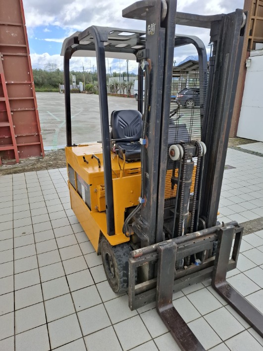 "Vendo   Muletto  usato  in perfetta condizione  come  nuovo   Marca Caterpillar  F30  DI  15 Quintali   Con  Batteria  nuova    Per  il  prezzo   Chiama  al  3922122687    Raffaele   A  campagna  Provincia  di  salerno"
