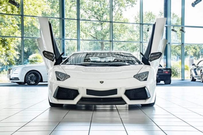 "LAMBORGHINI Aventador 6.5 V12 LP700-4"