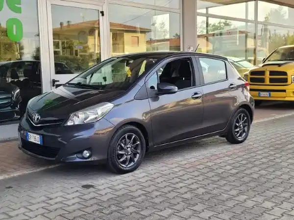 "Toyota Yaris Yaris 5p 1.4 d-4d Lounge GANCIO TRAINO"