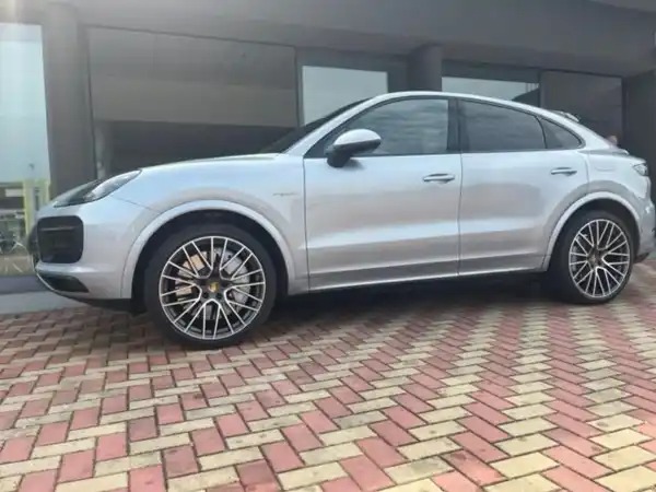 "Porsche Cayenne Cayenne Coup\u00e9 Coup\u00e9 3.0 V6 E-Hybrid"