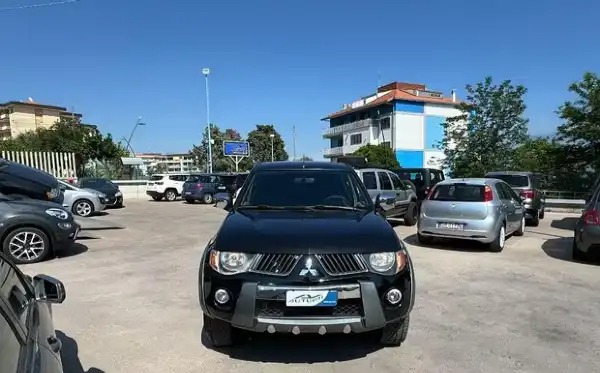 "MITSUBISHI - L200 AUTOCARRO CON CASSONE CON CABINA"