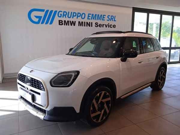 "MINI Cooper Countryman 1.5 48V C Favoured auto"