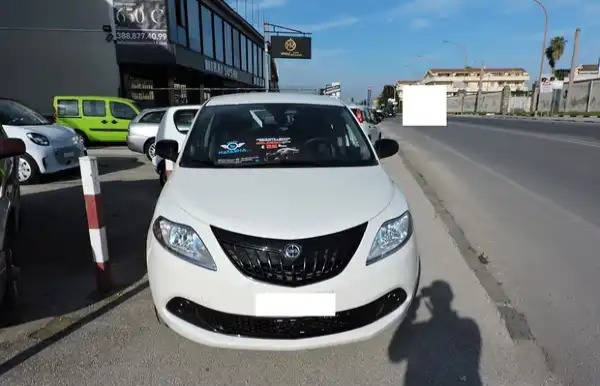 "Lancia Ypsilon 1.0 ibrida solo noleggio"