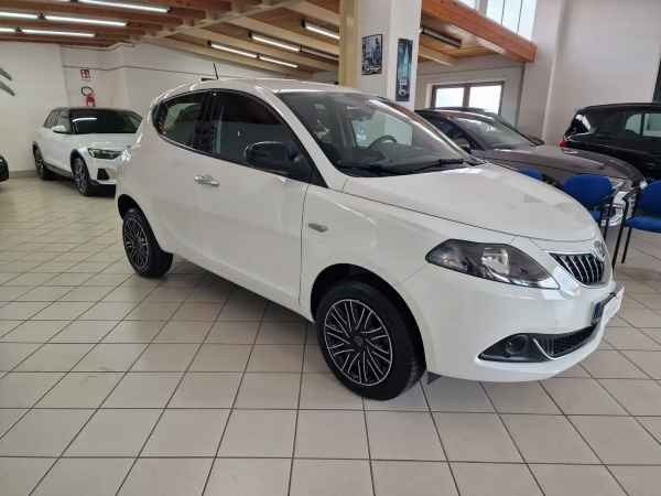 "Lancia Ypsilon Ypsilon 0.9 t.air Gold metano 85cv"