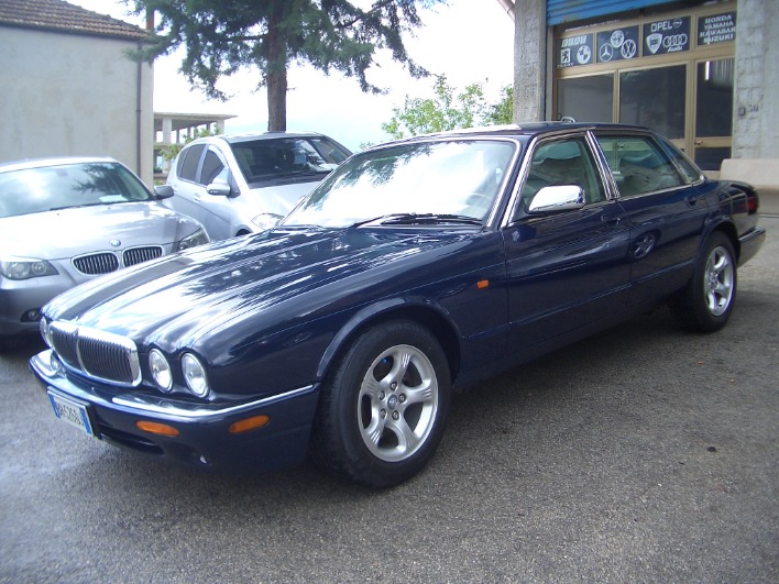 "Jaguar XJ8"