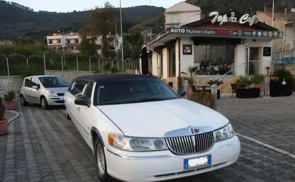 "LINCOLN Town Car Limousine"