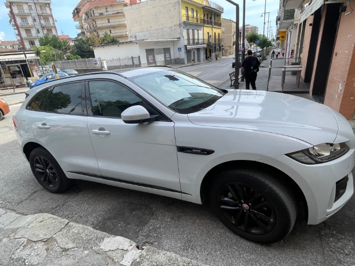 "Auto perfette condizioni  distribuzione fatta tagliando appena effettuato modello sport con tetto panoramico e gancio traino a scomparsa"
