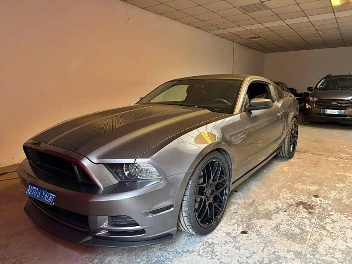 "Ford Mustang V6 Premium Coup\u00c3\u00a9"