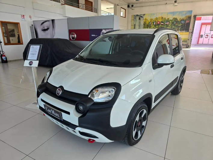 "Fiat Panda MY23 1.0 70CV Hybrid Cross **3.700KM**"