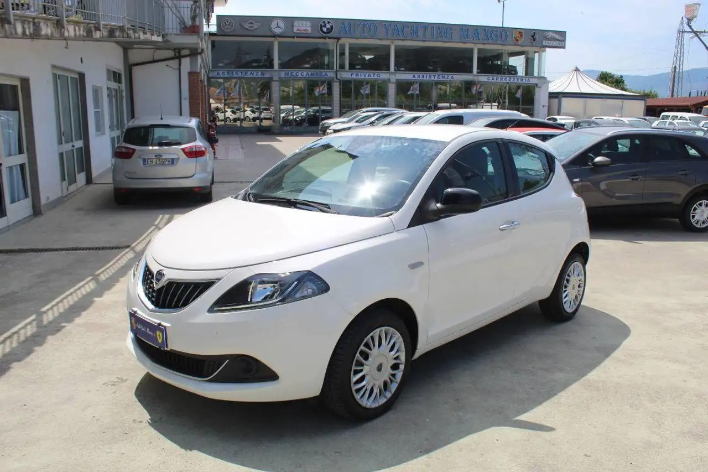 "Lancia Ypsilon 1.0 FireFly 5p.S&S Hybrid Silver"