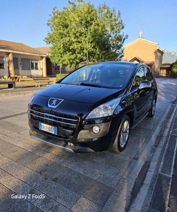 "Peugeot 3008 Hybrid 4"