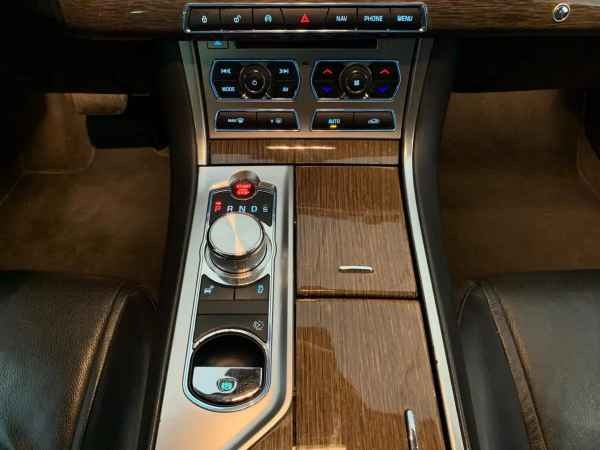 "Jaguar XF Sportbrake 2.2 D 200 CV Premium Luxury R-LINE"
