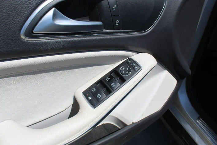 Mercedes-Benz GLA 180 d Premium - immagine 9