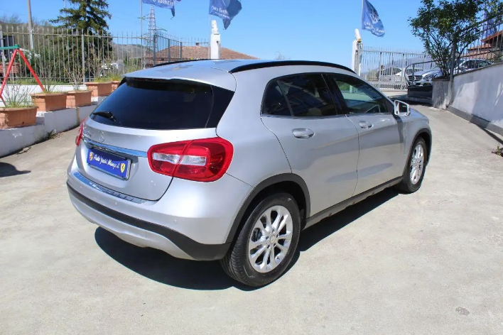 Mercedes-Benz GLA 180 d Premium - immagine 12