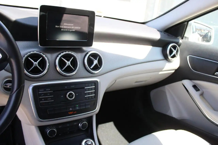 Mercedes-Benz GLA 180 d Premium - immagine 4