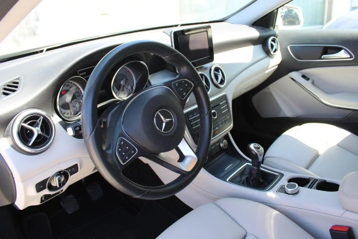 Mercedes-Benz GLA 180 d Premium - immagine 7