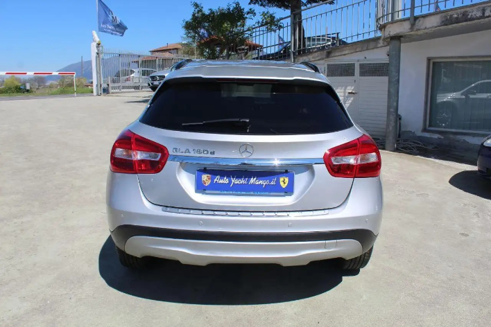 Mercedes-Benz GLA 180 d Premium - immagine 11