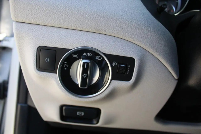 Mercedes-Benz GLA 180 d Premium - immagine 3