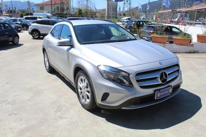 Mercedes-Benz GLA 180 d Premium - immagine 14