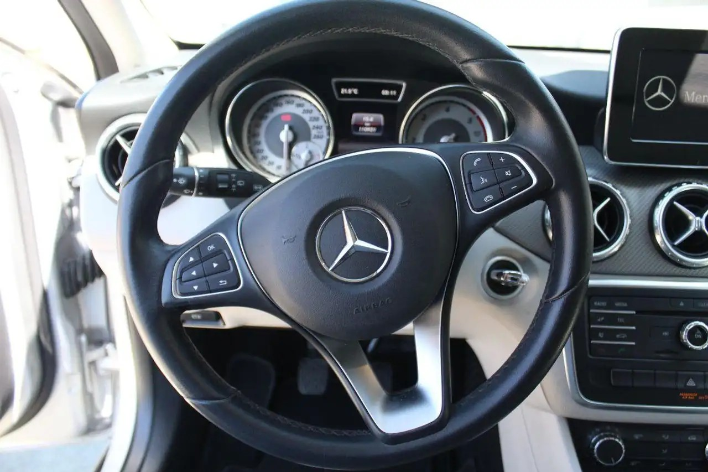 Mercedes-Benz GLA 180 d Premium - immagine 5