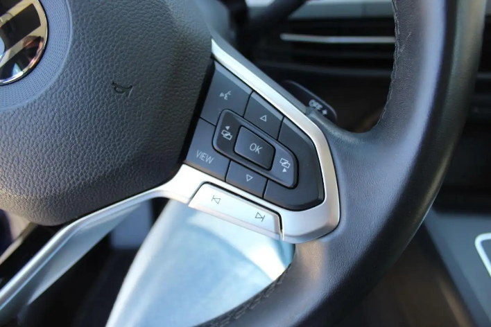 Volkswagen Golf VIII 1.0 etsi evo Life 110cv dsg - immagine 1