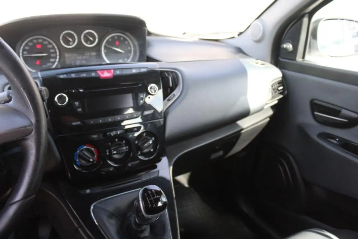 Lancia Ypsilon 1.2 69 CV 5 porte Elefantino - immagine 5