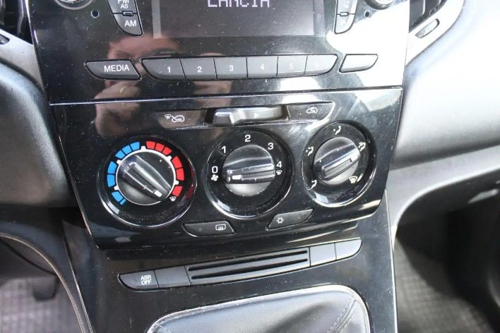 Lancia Ypsilon 1.2 69 CV 5 porte Elefantino - immagine 3