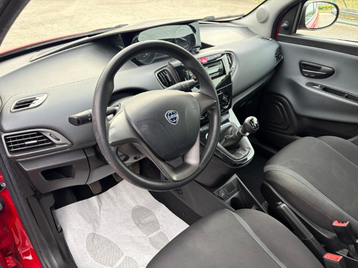 Lancia Ypsilon 1.2 Silver 69cv unico proprietario - immagine 2