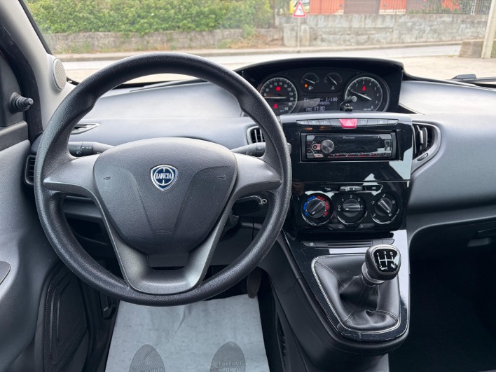 Lancia Ypsilon 1.2 Silver 69cv unico proprietario - immagine 4