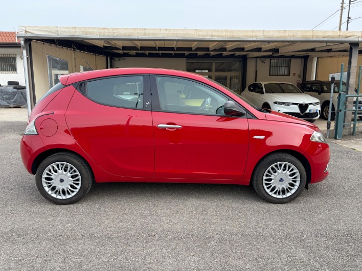 Lancia Ypsilon 1.2 Silver 69cv unico proprietario - immagine 8