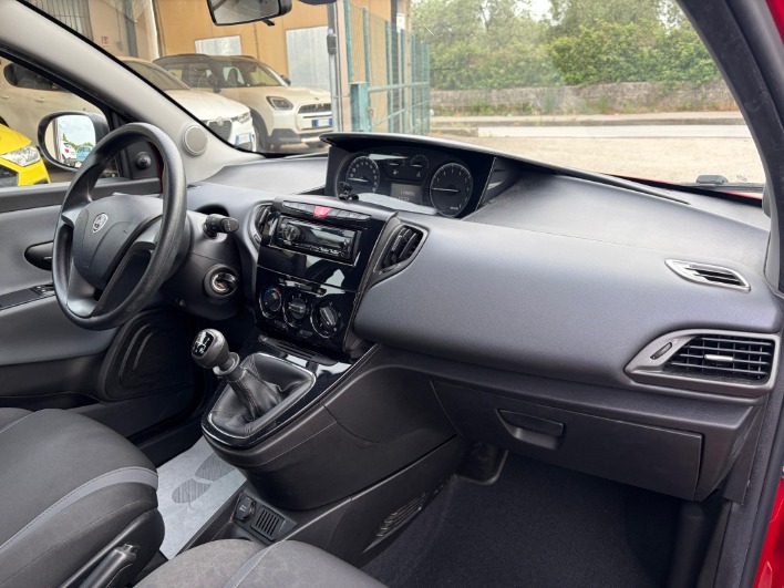 Lancia Ypsilon 1.2 Silver 69cv unico proprietario - immagine 14
