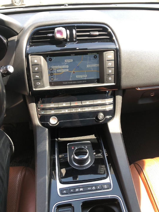 Jaguar F-Pace 2.0D 180CV AWD Aut. Portfolio 2017 - immagine 9